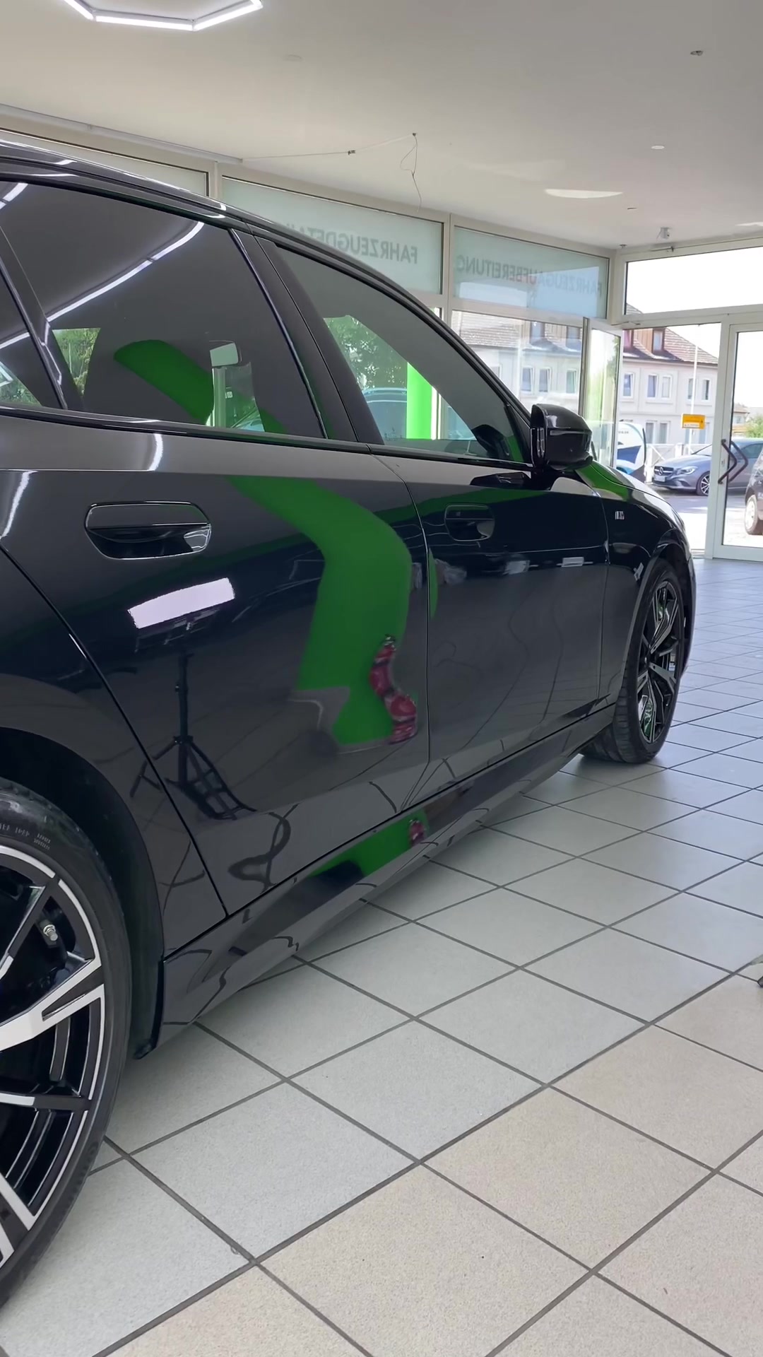 Schwarzer BMW bei der Fahrzeugaufbereitung