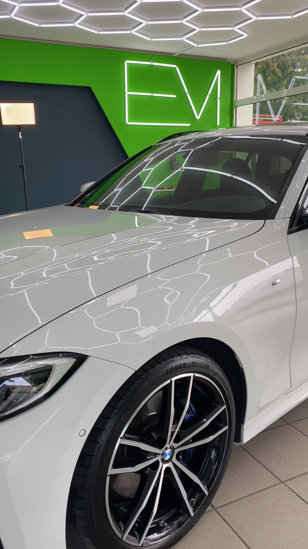 Weißer BMW bei der Fahrzeugaufbereitung